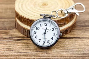 Montre infirmière à quartz avec chiffres clairs sur le cadran et clip de suspension utile.