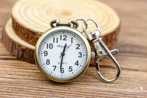 Montre de poche bronze infirmière avec chiffres clairs et fermoir en métal pour sac à dos.