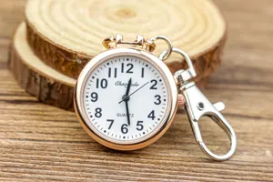 Montre de poche infirmiere a quartz classique avec chiffres clairs et clip metallique pratique.