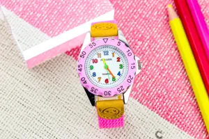Kleurrijk kinderhorloge met roze bezel en leuke cijfers om de tijd te leren lezen