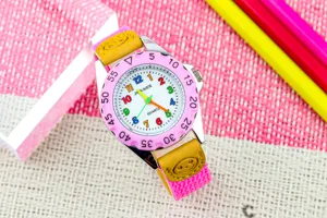 Kinder quartz horloge met kleurrijke cijfers roze bezel en smiley canvas bandje.