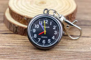 Détail en gros plan de la montre de poche à quartz pour infirmière avec chiffres clairs.