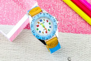 Kinder leer-horloge met kleurrijke cijfers en comfortabele band voor dagelijks gebruik.