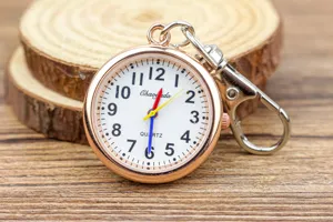 Montre infirmière de poche avec chiffres clairs et clip porte-clés pour usage quotidien.