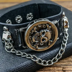 Ανδρικό punk δερμάτινο ρολόι χειρός με μεταλλικό κρανίο και αλυσίδα για άνδρες στυλ.