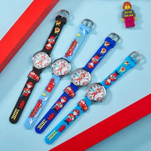 Détail de montre quartz pompier enfant avec bracelets silicone colorés et chiffres.