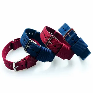 Vista dettagliata del cinturino in nylon, tessuto intrecciato, blu e bordeaux con fibbie.