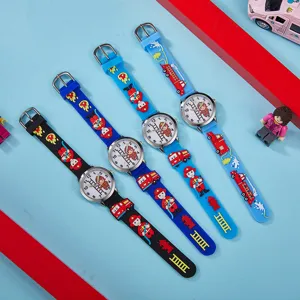 Montre quartz cartoon pompier pour enfants avec bracelet en silicone et cadran.