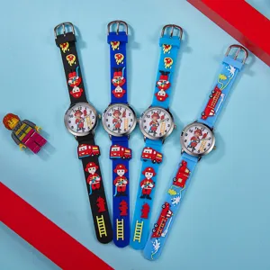Montre à quartz de dessin animé de pompier pour enfants avec bracelet en silicone 3D coloré.