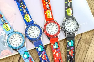 Jolie montre quartz enfant avec bracelet silicone voitures dessin animé pour garçon et fille.