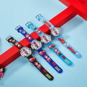 Montre quartz dessin animé pompier pour enfants avec bracelet en silicone coloré et détail.