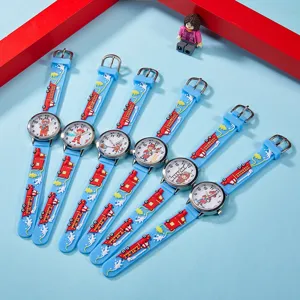 Montre à quartz pour enfants avec bracelet en silicone bleu et cadran dessin animé de pompier.