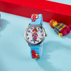 Gros plan détail de la montre quartz pour enfants avec design pompier et aiguilles lumineuses.