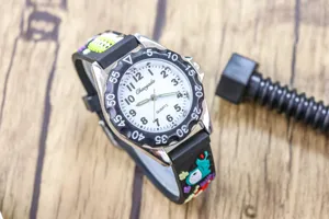 Montre quartz pour enfants avec bracelet de bus de dessin anime mignon et aiguilles lumineuses