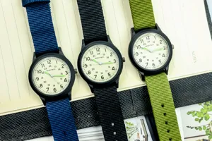 Montre quartz enfant avec bracelet en nylon, cadran militaire 24h et aiguilles lumineuses.