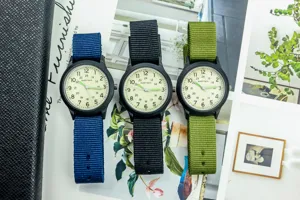 Vue détaillée de trois montres pour enfants en nylon coloré avec une échelle claire de 24h.
