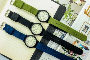Montre enfant bracelet nylon lumineux avec cadran militaire 24h, style étudiant décontracté.