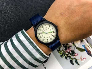 Vue détaillée de la montre militaire en nylon pour enfants avec cadran 24h et bracelet bleu.