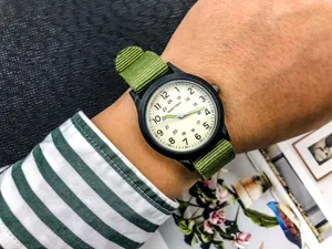 Vue détaillée de montre militaire tactique pour enfants avec bracelet en nylon vert.