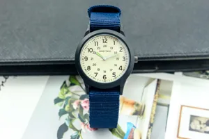 Montre à quartz militaire pour enfants avec bracelet en nylon bleu et cadran lumineux 24h.