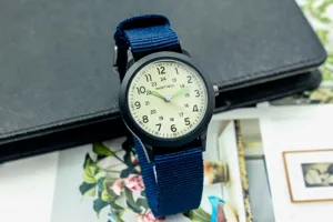 Montre nylon lumineuse enfant détail, montre militaire quartz 24h bracelet bleu.