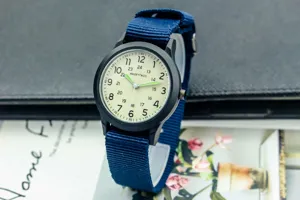 Montre en nylon lumineuse pour enfants avec cadran militaire de 24 heures et bracelet confortable.
