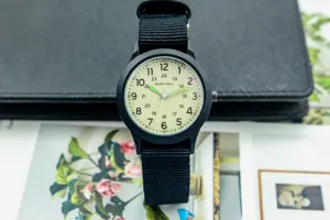 Montre quartz bracelet nylon phosphorescente enfant cadran 24h et aiguilles vertes.