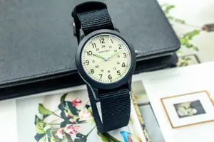 Vue détaillée de la montre en nylon lumineuse pour enfants avec cadran 24h et bracelet noir.