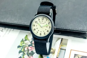 Montre militaire tactique pour enfants avec bracelet en nylon noir et cadran lumineux.