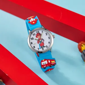 Montre à quartz dessin animé pompier pour enfants avec bracelet en silicone bleu.