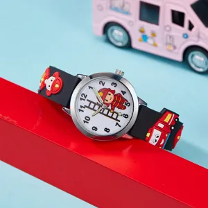 Vue détaillée de montre à quartz de pompier pour enfants avec aiguilles lumineuses et bracelet.