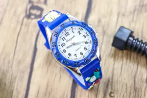 Montre à quartz lumineuse pour enfants avec bracelet en silicone bleu et motif de bus de dessin