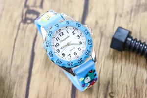 Montre à quartz de dessin animé mignon pour enfants avec lunette bleue et bracelet.