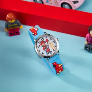 Montre quartz dessin anime enfant avec bracelet camion pompier bleu et aiguilles lumineuses.