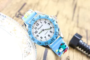 Joli montre quartz enfant avec bracelet de bus scolaire et aiguilles lumineuses colorées.