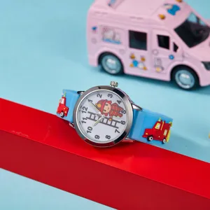 Montre quartz enfant design pompier, bracelet silicone bleu, aiguilles lumineuses vue de detail