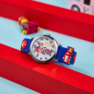 Montre à quartz de dessin animé pour enfants pompier avec bracelet en silicone bleu et chiffres.