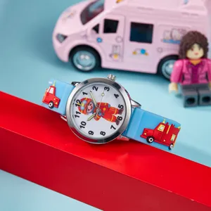 Montre quartz dessin animé pompier pour enfants avec bracelet silicone bleu et aiguilles.