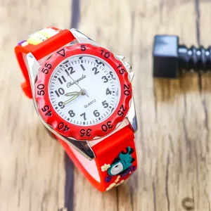 Montre à quartz pour enfants avec bracelet en silicone rouge, design de dessin animé mignon.