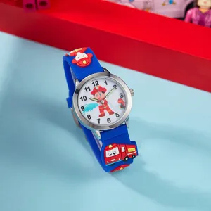 Montre quartz pompier dessin anime enfant vue detaillee, bracelet silicone bleu avec joli decor.