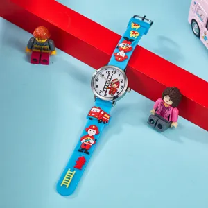 Montre quartz dessin anime pompier pour enfants avec bracelet en silicone bleu et chiffres.