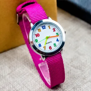 Kinder Quarzarmbanduhr mit pinkem Nylonarmband und weissem Zifferblatt für den Alltag.