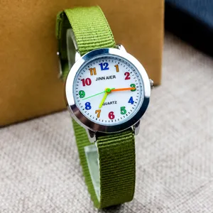 Kinder Freizeituhr mit Nylonarmband, buntem Zifferblatt und Quarzwerk für den täglichen Gebrauch.