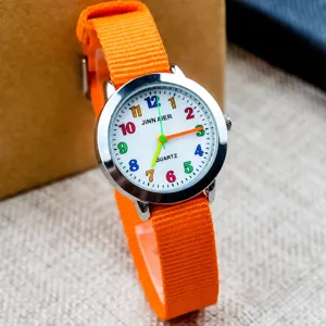 Kinder Quarzarmbanduhr mit leuchtend orangenem Nylonarmband und bunten Ziffern Alltag.