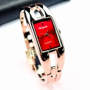 Reloj de cuarzo para mujer de moda con una esfera cuadrada roja y pulsera metalica.