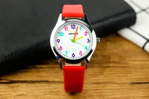 Orologio al quarzo numeri colorati bambini con cinturino pelle rossa vista dettagliata.