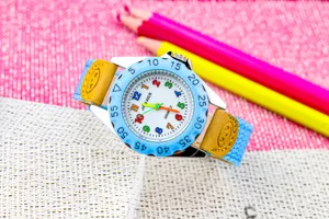 Gedetailleerd overzicht van het kinderhorloge met kleurrijke cijfers en canvas bandje.