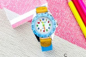 Kinder quartz horloge met duidelijke cijfers en kleurrijke wijzerplaat om klok te leren.