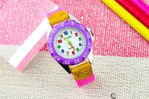 Kinderen quartz horloge met kleurrijke digitale wijzerplaat en roze canvas horlogeband.