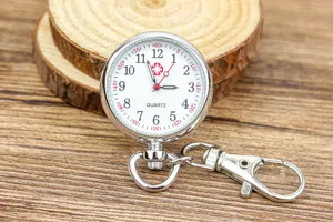 Vue détaillée de montre de poche infirmière à quartz avec chiffres clairs et clip métallique.